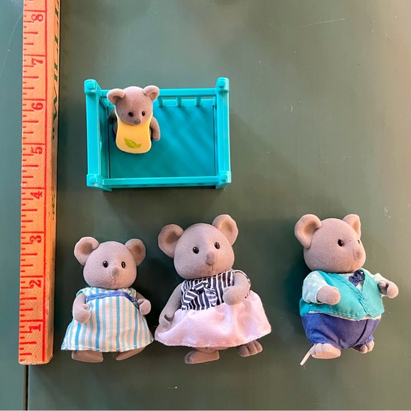 Li’l Woodzeez The Canberra Koalas • Miniature Animal Figurine Set + Crib - Picture 2 of 7